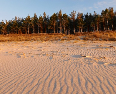 Dębki &ndash; szeroka plaża z miękkim piaskiem i widokiem na horyzont